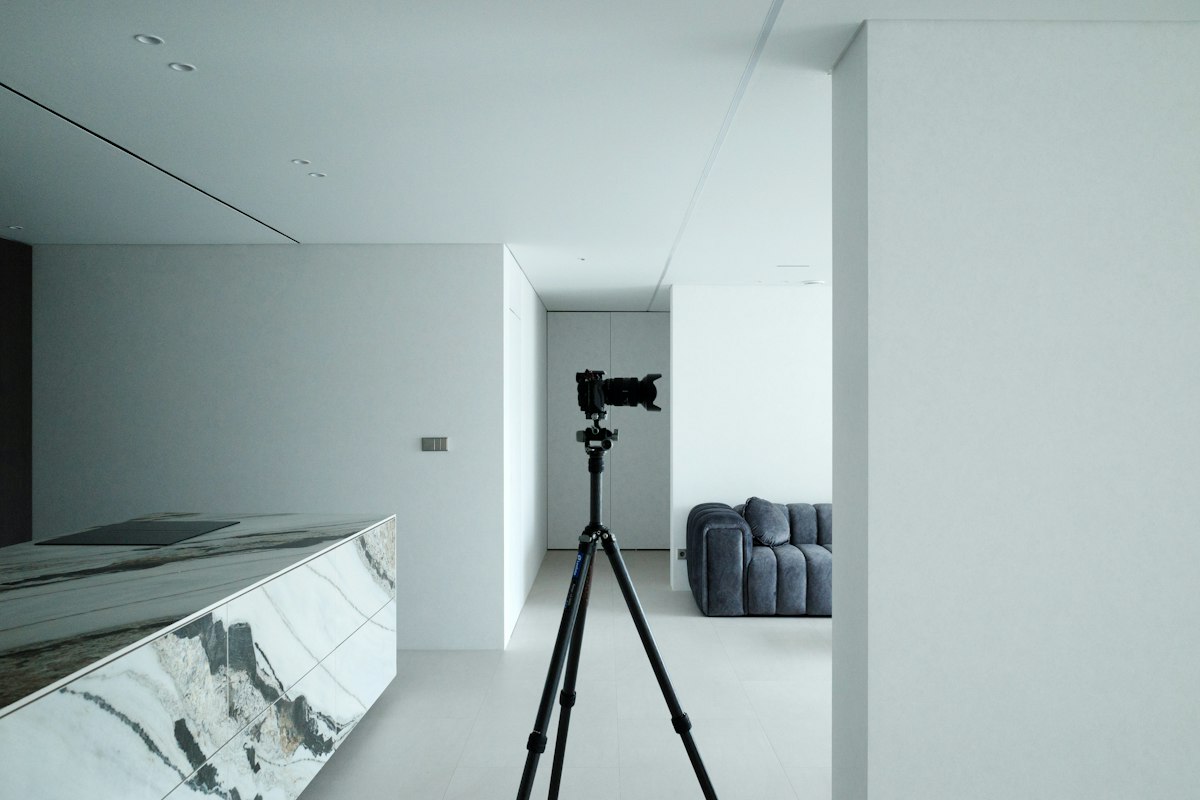 Técnico realizando el escaneo 3D de un inmueble